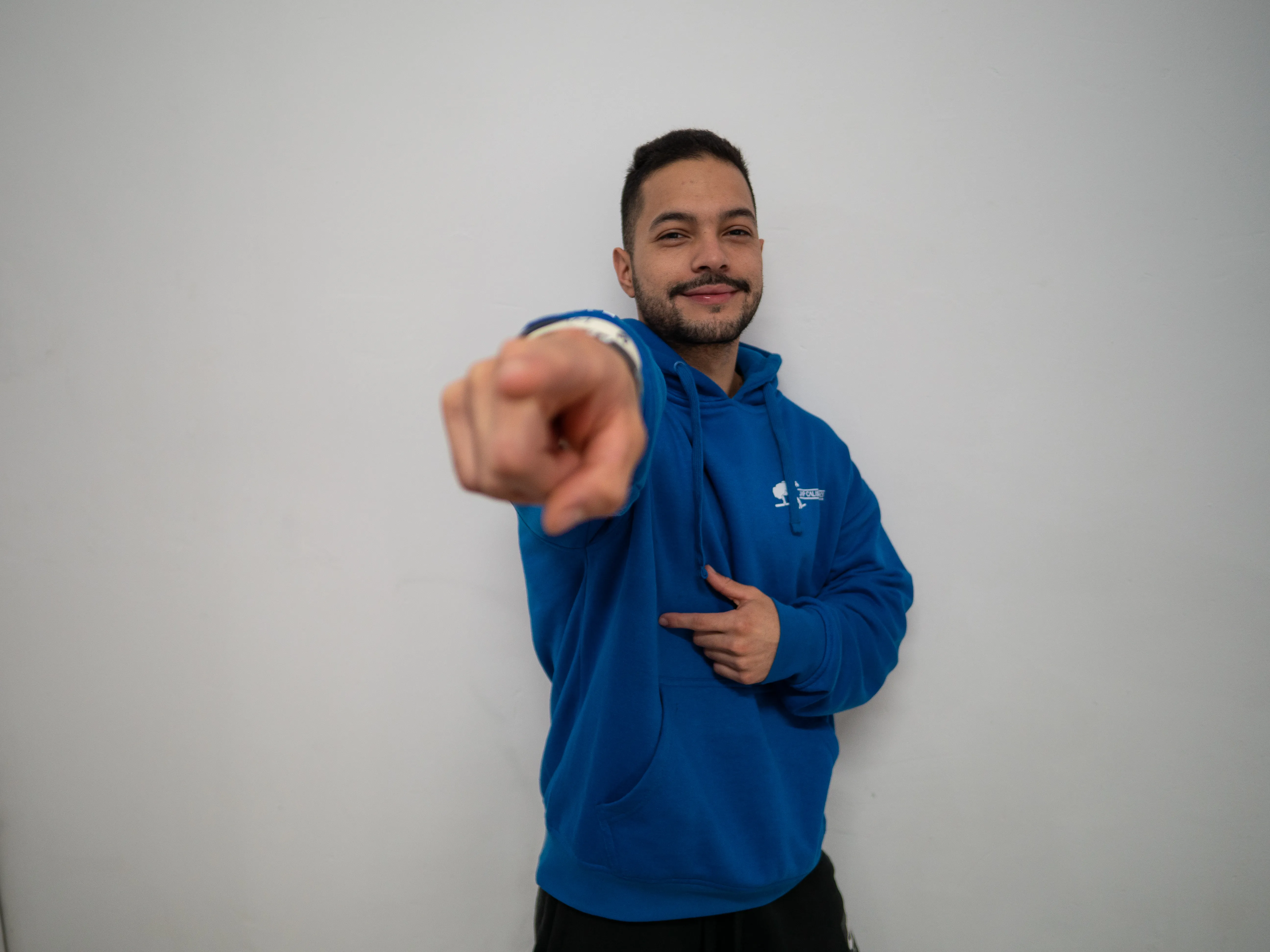 Jhonnatan senalando a camara invitandote a entrenar en JAP Calisthenics