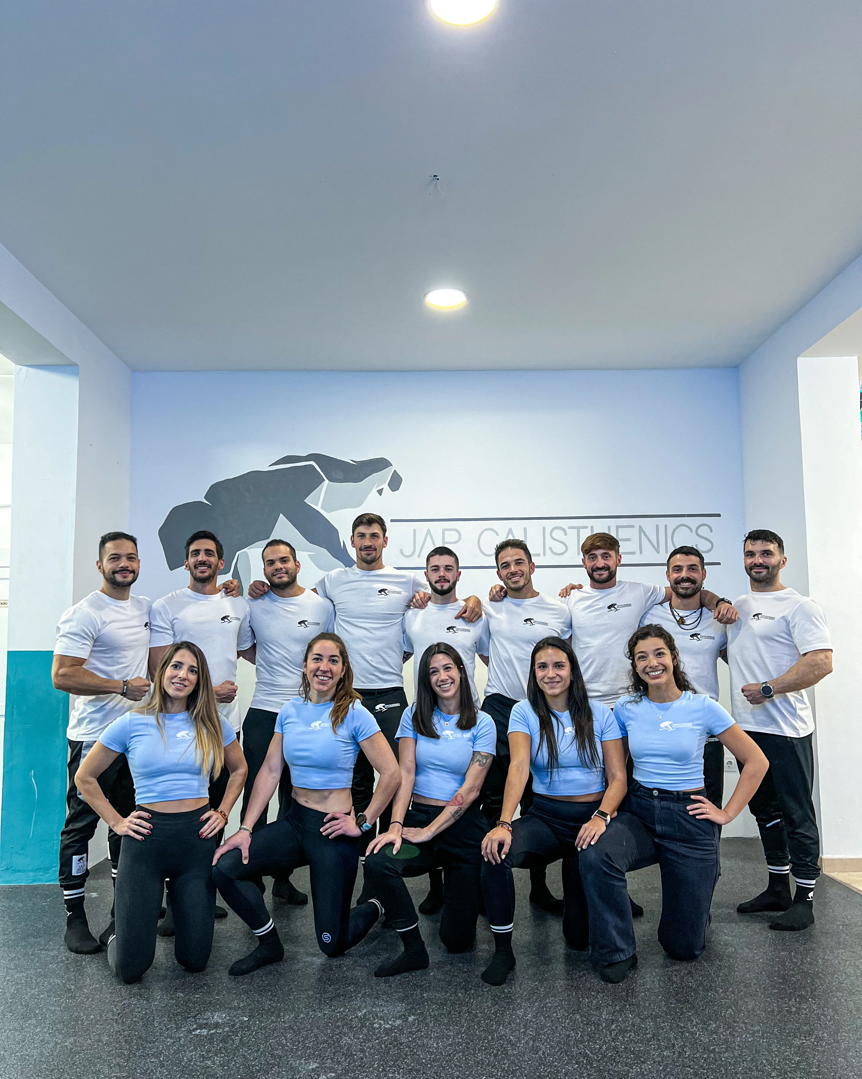 El equipo completo de JAP Calisthenics posando juntos en el centro