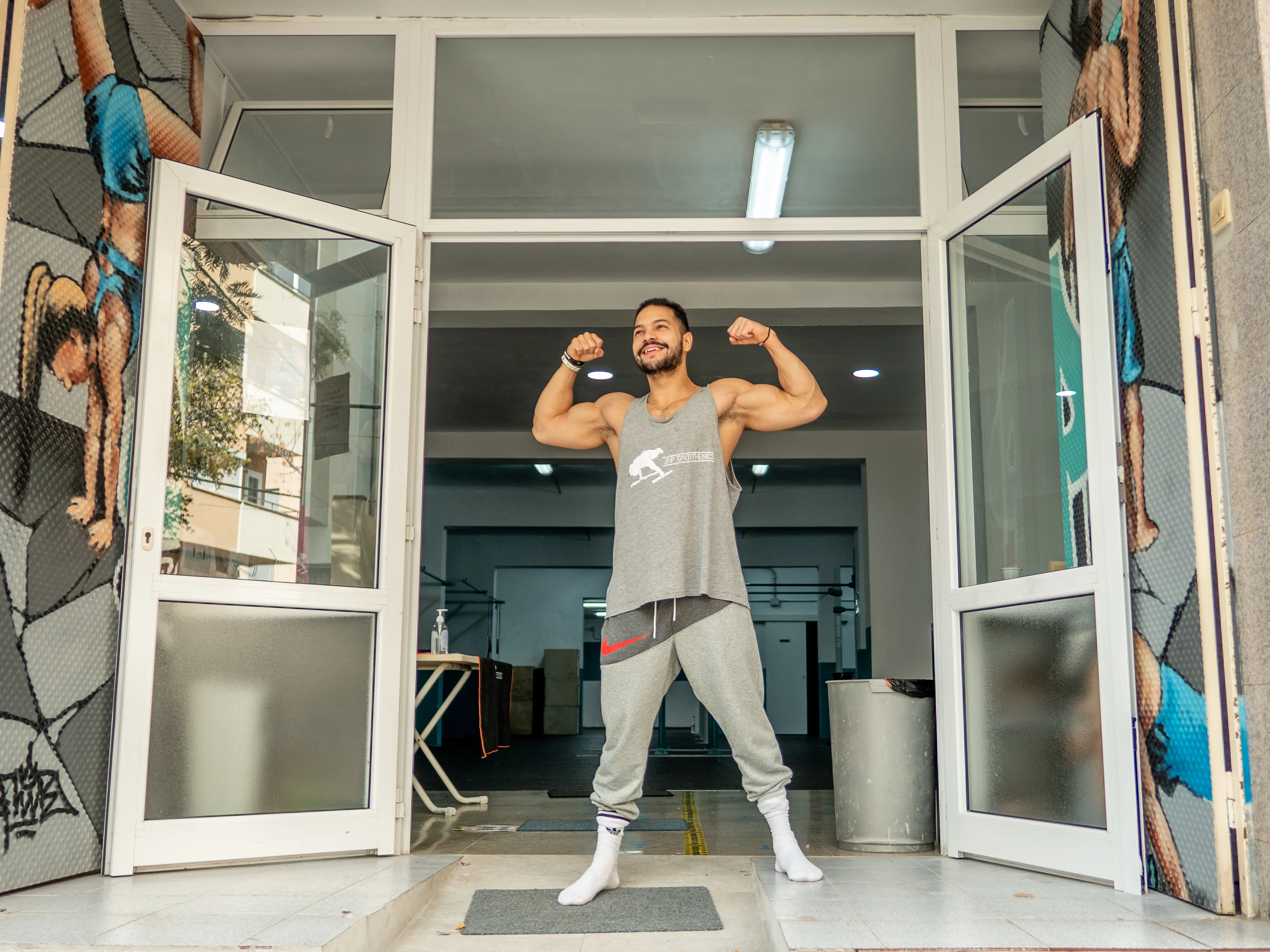 Jhonnatan Aristizabal en la entrada de JAP Calisthenics Center, Palma de Mallorca