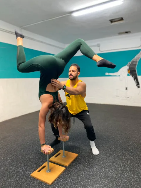 Entrenador ayudando a alumno con técnica de equilibrio